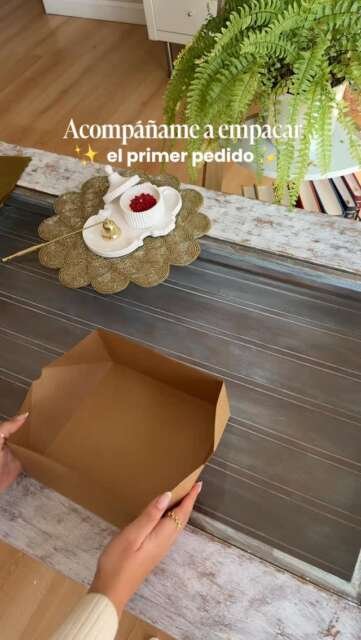 Empaquetando el primer pedido de Kalma 🤍No es solo una vela,es todo lo que hay detrás.Gracias por acompañarnos desde el principio.#velasartesanales #ideasderegalo #velasnavideñas #velasespaña