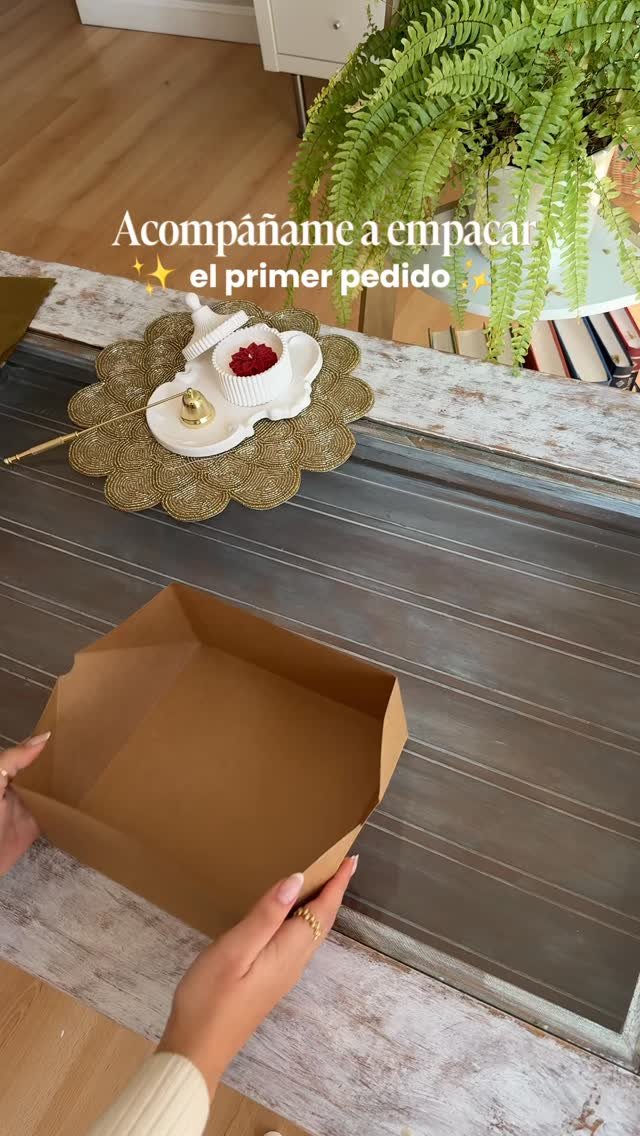 Empaquetando el primer pedido de Kalma 🤍No es solo una vela,es todo lo que hay detrás.Gracias por acompañarnos desde el principio.#velasartesanales #ideasderegalo #velasnavideñas #velasespaña