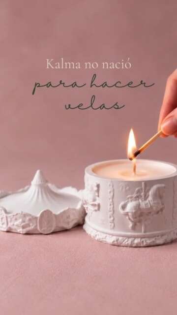 Kalma no nació para hacer velas.Nació de esas tardes en las quenecesitábamos parar: encender unallama, respirar y volver a casa.Velas de cera de soja hechas a manoen Madrid, en recipientes pensadospara quedarse contigo cuando lallama se apaga.Te damos la bienvenida a Kalma.Guarda este vídeo para la próximatarde que pida calma.#velasartesanales #velasdesoja#hechoenmadrid #slowliving#decoracionhogar