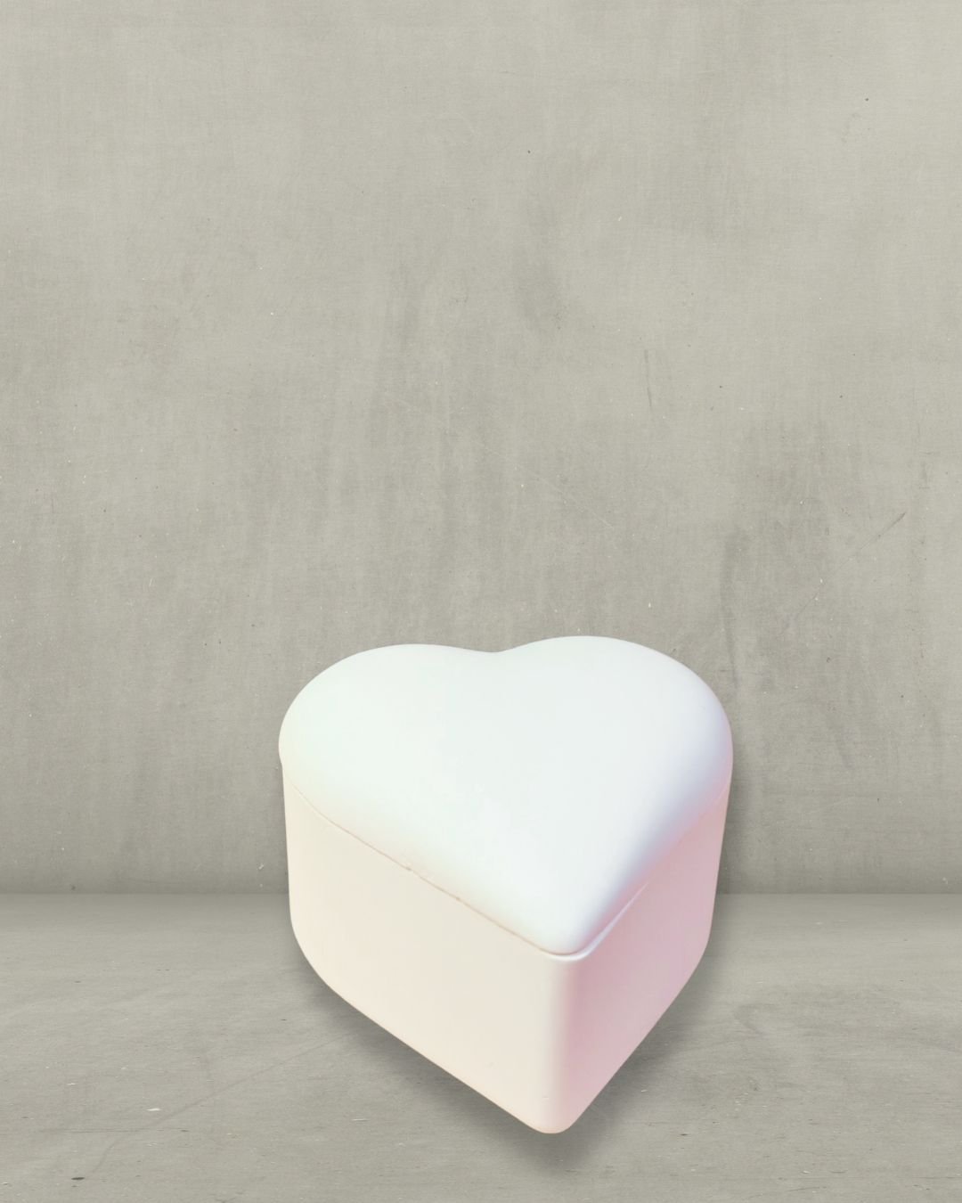Vela artesanal Cofre Corazón en recipiente blanco con forma de corazón y tapa.