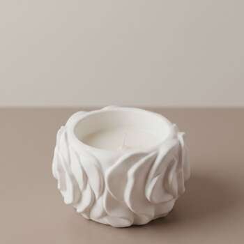 Vela artesanal Flora en un recipiente blanco de yeso con relieve floral.