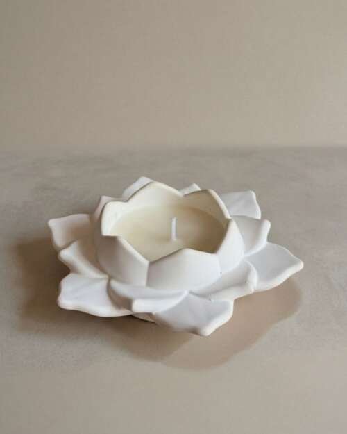 Vela artesanal Halo de Loto con diseño escultórico blanco formado por delicados pétalos.