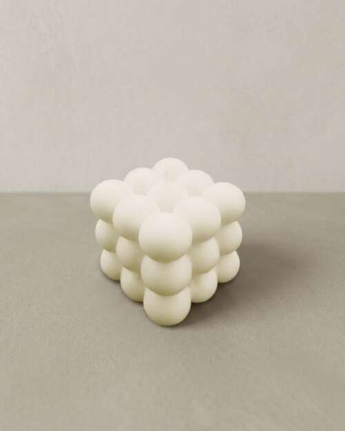Vela decorativa Nube de cera de soja con forma de burbujas redondeadas.