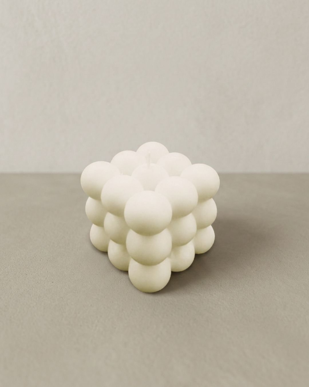 Vela decorativa Nube de cera de soja con forma de burbujas redondeadas.