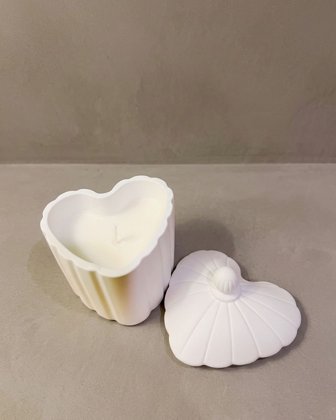 Vela artesanal Tesoro en un cofre blanco de yeso con tapa reutilizable.