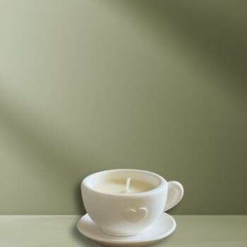 Vela artesanal Expresso presentada en una taza blanca con plato y acabado inspirado en el café.