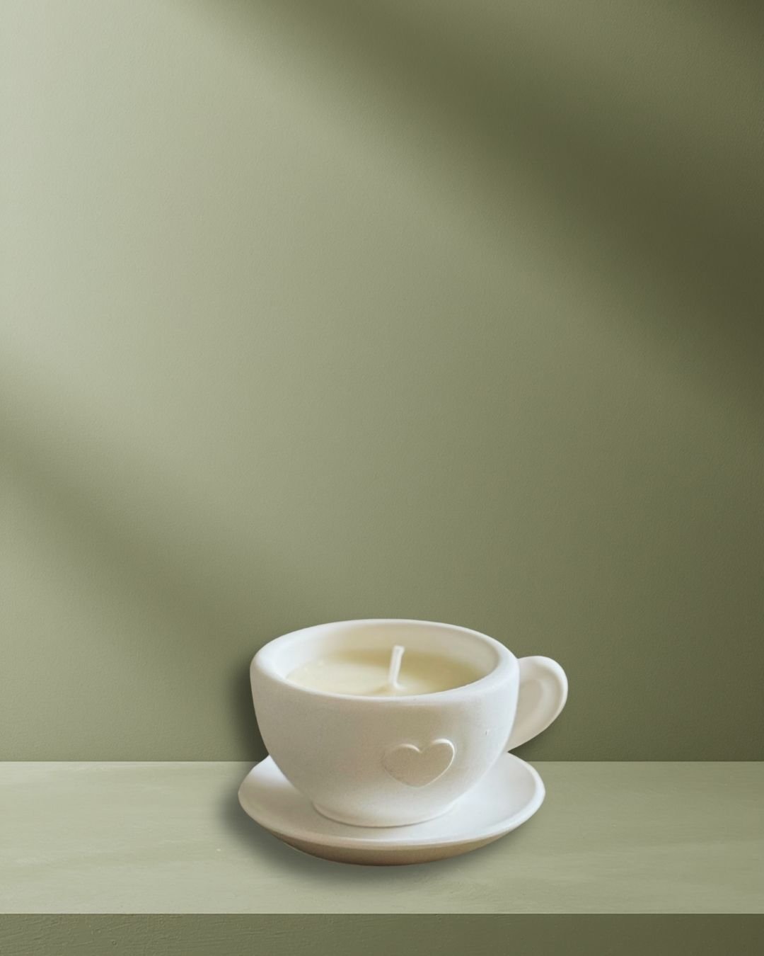 Vela artesanal Expresso presentada en una taza blanca con plato y acabado inspirado en el café.