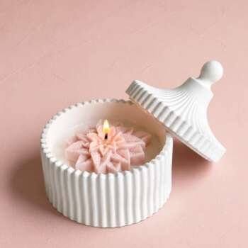 Vela Circo con fondo rosa en recipiente de yeso que recuerda una carpa de circo
