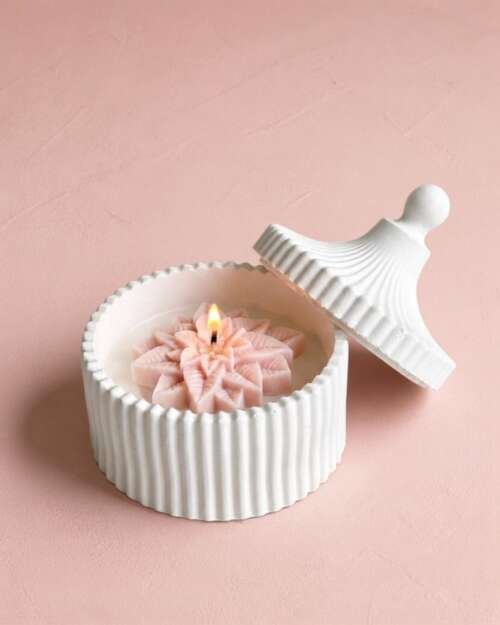Vela Circo con fondo rosa en recipiente de yeso que recuerda una carpa de circo