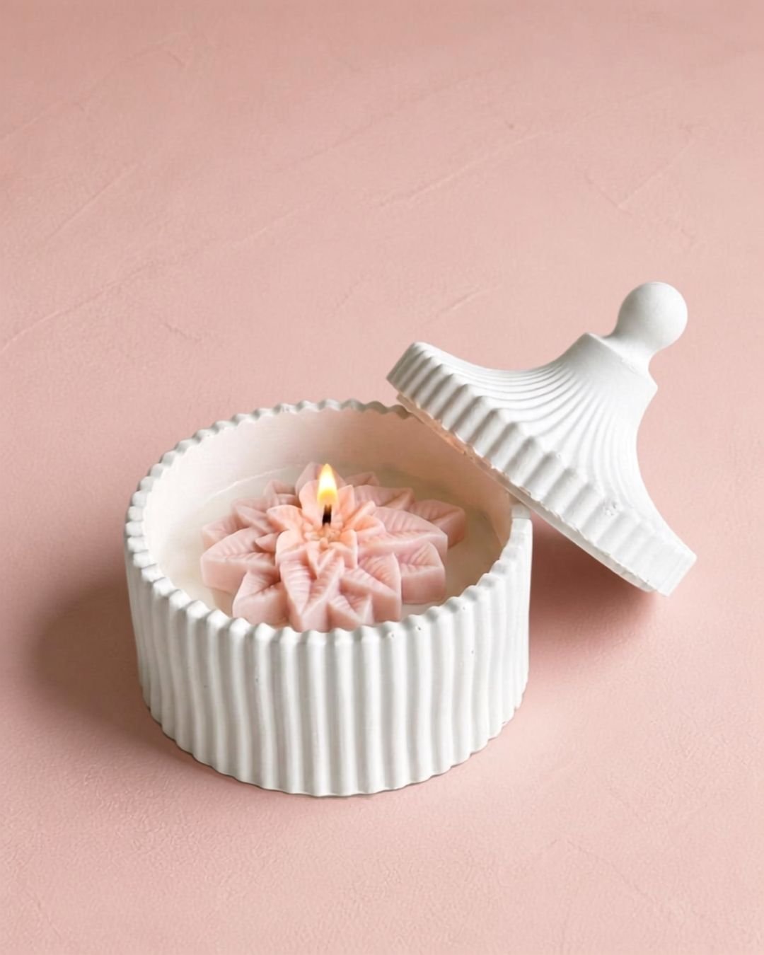 Vela Circo con fondo rosa en recipiente de yeso que recuerda una carpa de circo